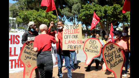 WATCH: Land and housing activists attempt to disrupt City of Cape Town’s auction