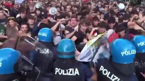 Rome police beat Hamas supporters back