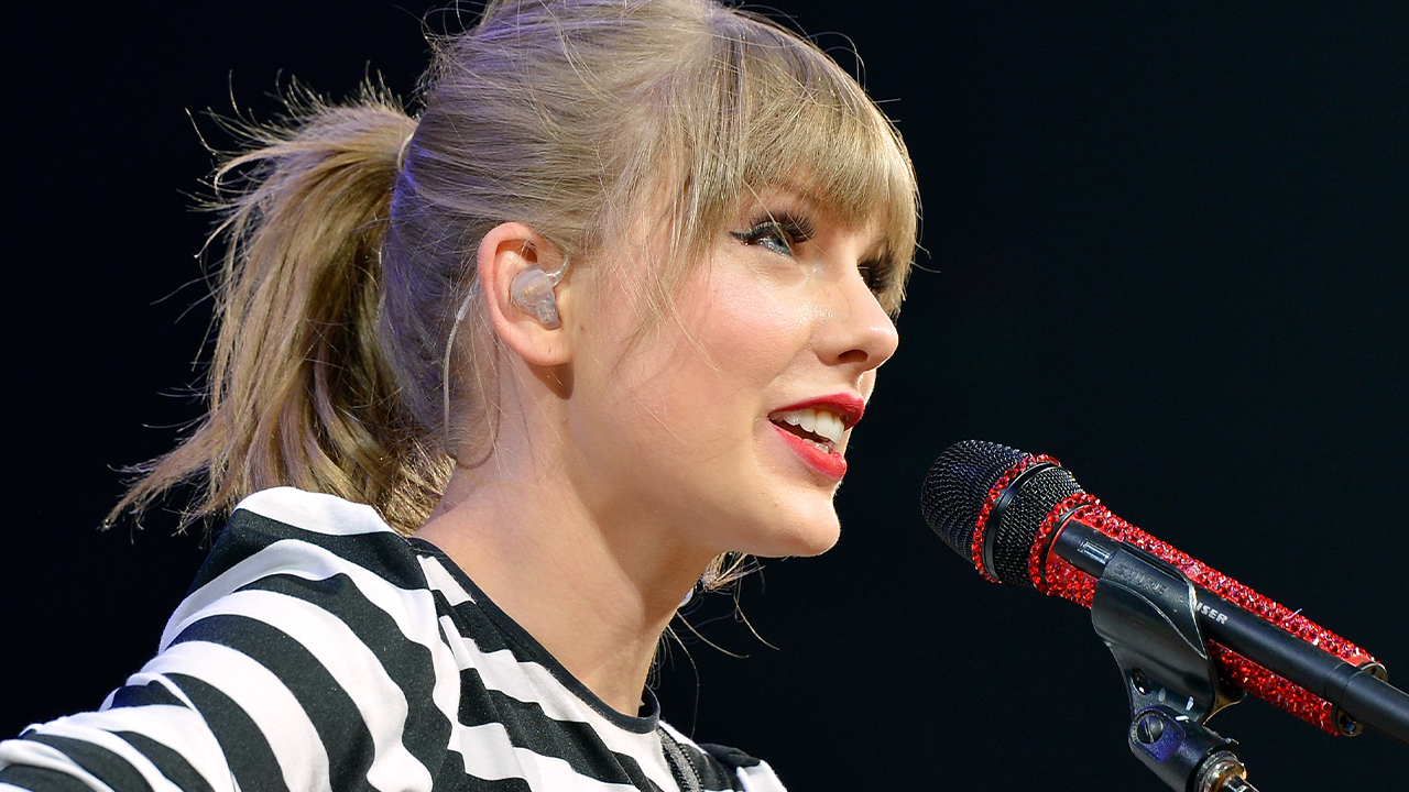 Taylor Swift RETURNING to Country Music ROOTS?!
