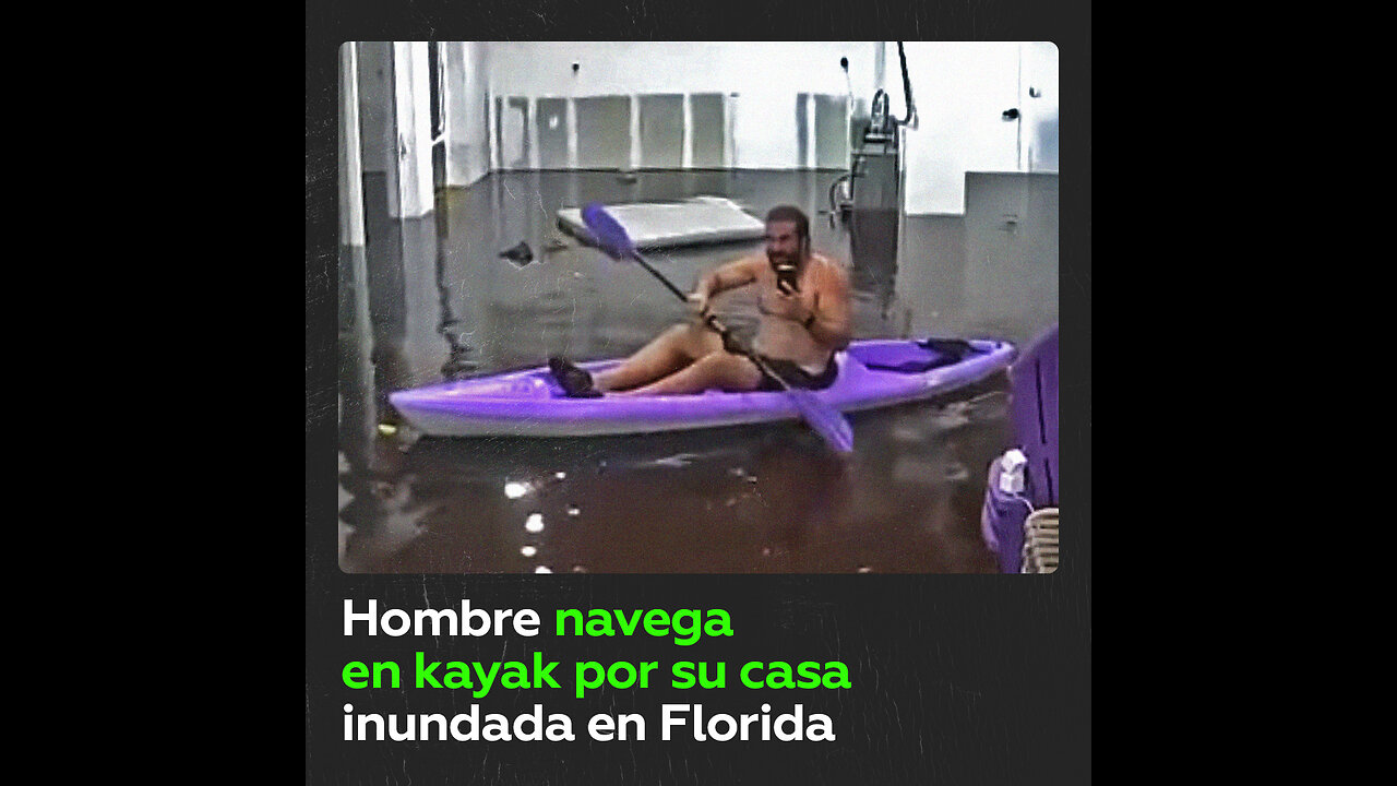 Hombre usa un kayak en la sala de su casa en medio de inundaciones