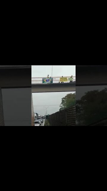 Gaviões da Fiel tomando faixas de bolsonaristas