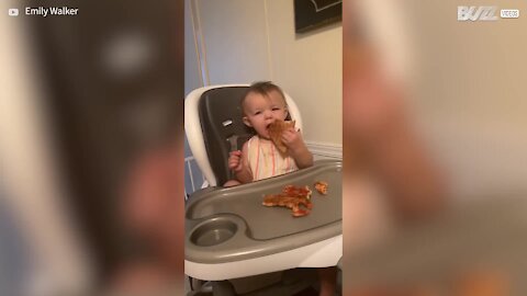 La réaction de ce bébé gourmand est adorable