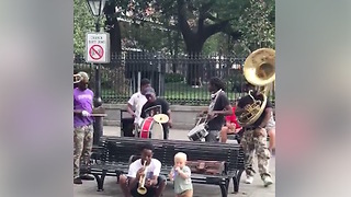 Een één jaar oude peuter werd de ster van "Jackson Square" nadat hij dit liet zien