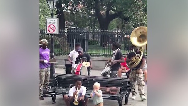 Een één jaar oude peuter werd de ster van "Jackson Square" nadat hij dit liet zien