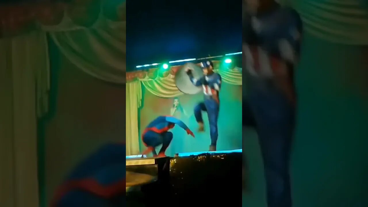 OS VINGADORES NO CIRCO DA ALEGRIA, COM HULK, CAPITÃO AMÉRICA E HOMEM-ARANHA, LIKE