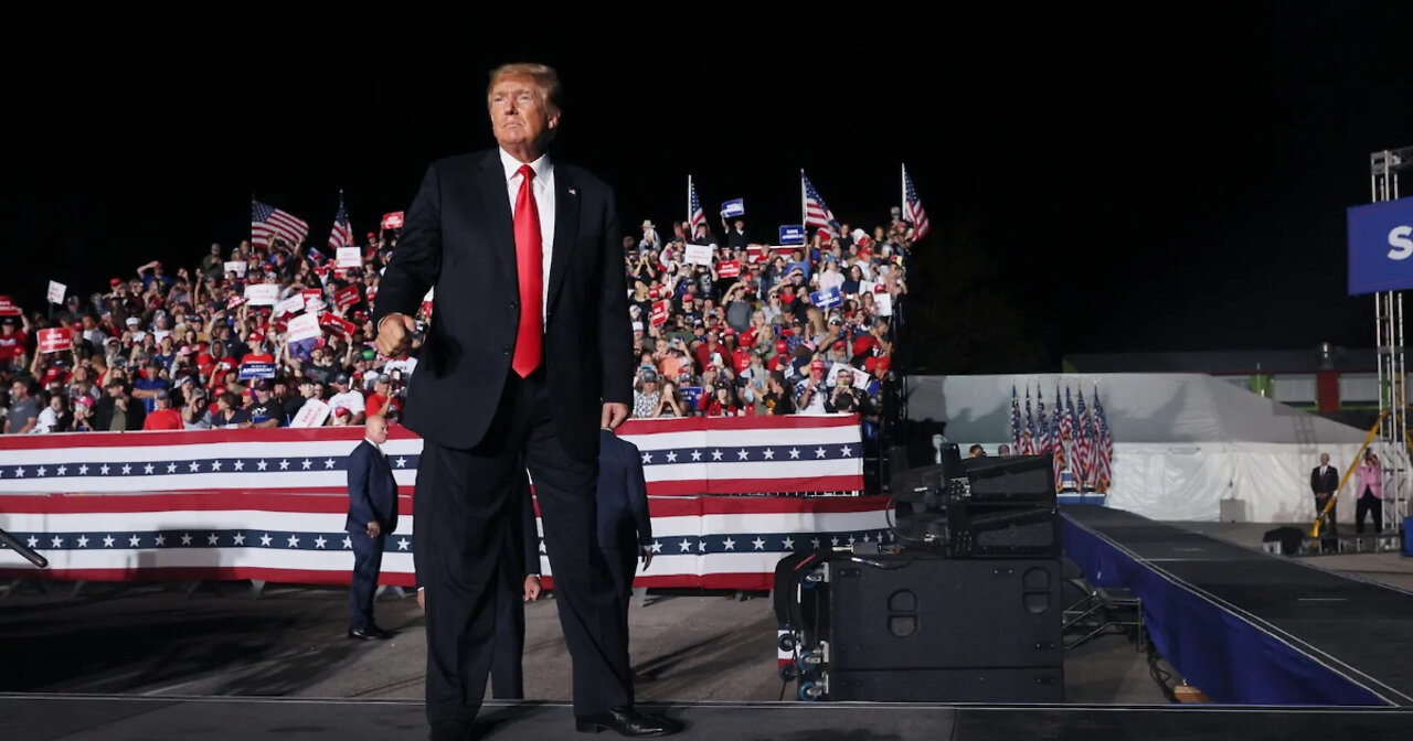 Trump Brings Up Surprise Guest on Stage, Texas Crowd Erupts in Applause