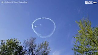 Piloto usa avião para passar mensagens positivas