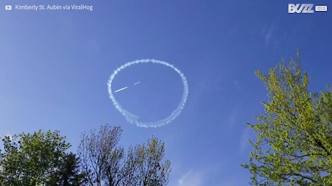 Piloto usa avião para passar mensagens positivas