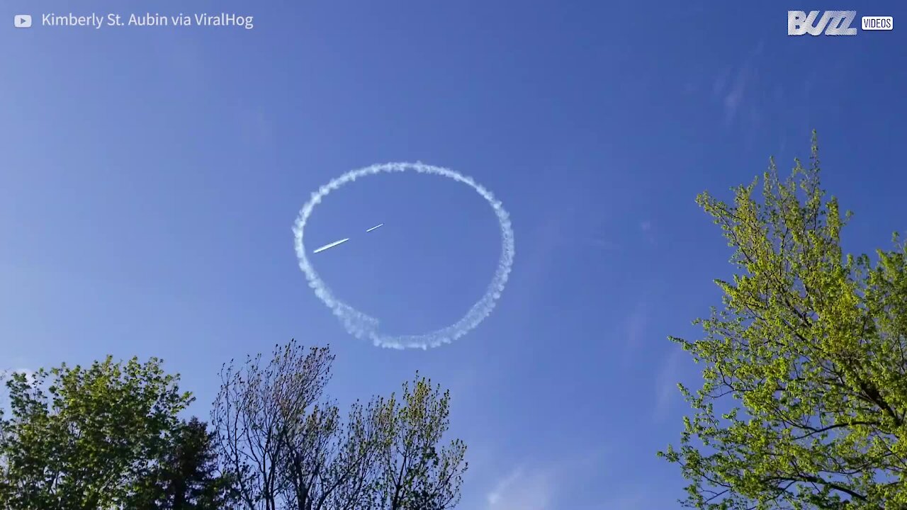 Piloto usa avião para passar mensagens positivas