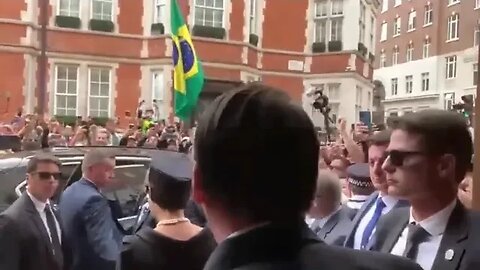 IMPRESSIONANTE - Até em LONDRES Bolsonaro consegue arrastar MULTIDÃO