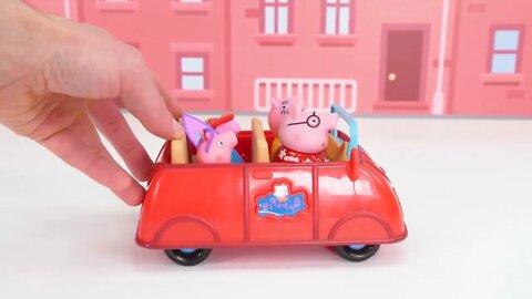 169 1Peppa Pig at the Beach finds DINOSAUR Fossils Toy Learning Video for Kids!