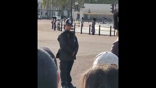 Guards told to shuffle back #buckinghampalace