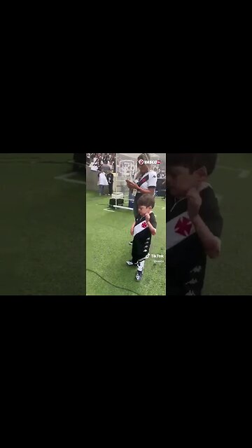 Menino Gui e Gabriel Pec entrando no gramado do Maracanã