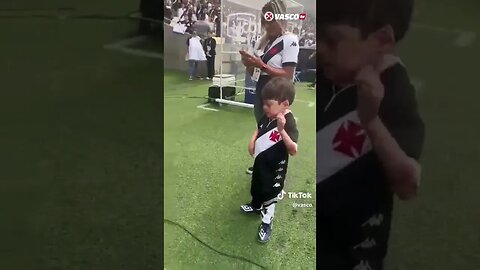 Menino Gui e Gabriel Pec entrando no gramado do Maracanã