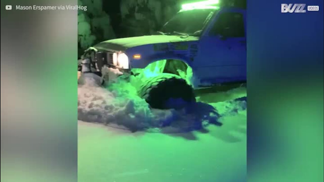Voici un pick up très efficace contre la neige !