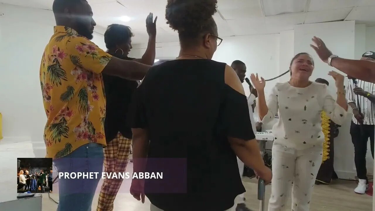 THIS IS WHAT HAPPEN WHEN THE LORD VISITS AND TOUCH YOU 🙏🏽 WATCH A PRAISE HIS HOLY NAME 🙏🏽