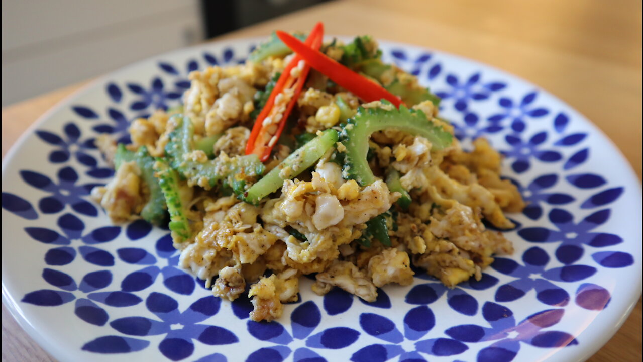 How to make Thai stir fried bitter melon with duck eggs