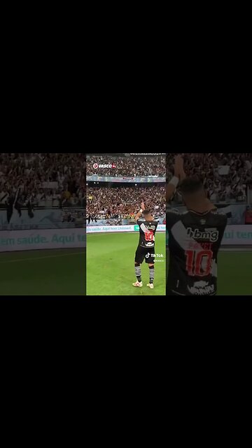 Payet reverenciando a torcida do Vasco da Gama na Fonte Nova