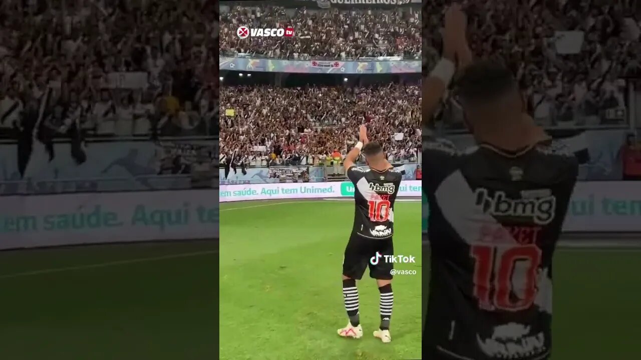 Payet reverenciando a torcida do Vasco da Gama na Fonte Nova