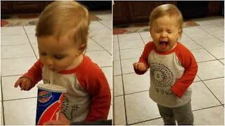 Bambino sperimenta birra per la prima volta