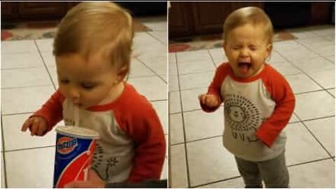 Bambino sperimenta birra per la prima volta