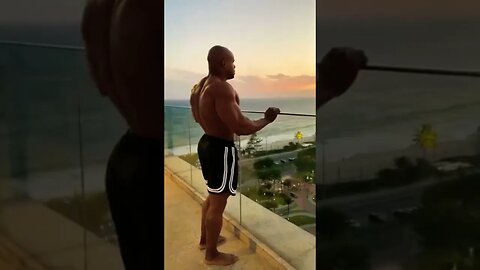 ATLETA EDUARDO EDOC COM UM SHAPE INCRÍVEL BUGANDO TUDO NA PRAIA | BODYFITLIONS