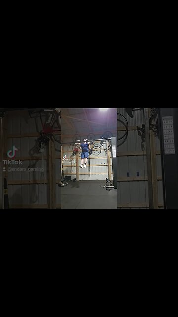 Cooling down with some chin-ups (17×)