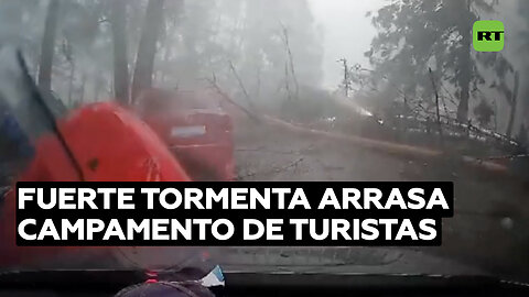 Tormenta huracanada derriba árboles sobre carpas de turistas en Rusia