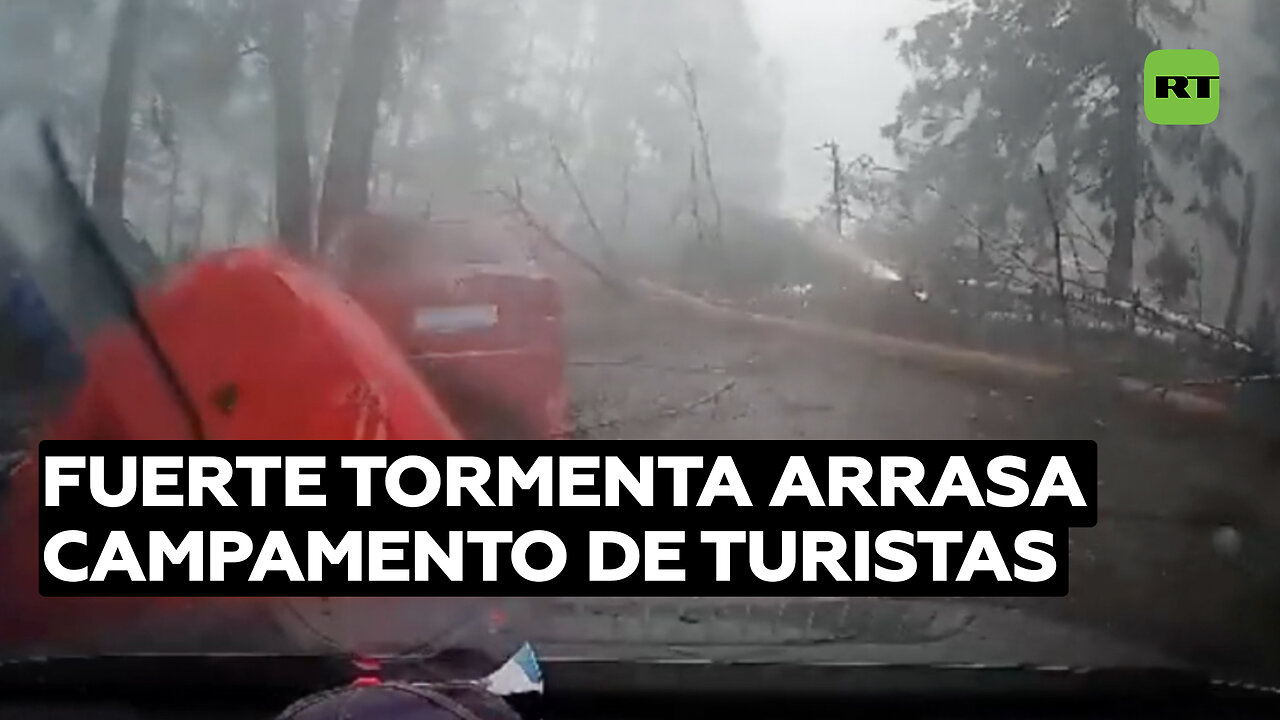 Tormenta huracanada derriba árboles sobre carpas de turistas en Rusia