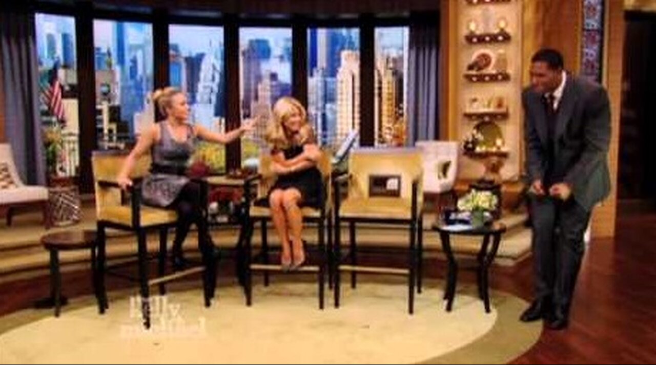 Hayden Panettiere Scares Michael Strahan on "LIVE with Kelly and Michael"