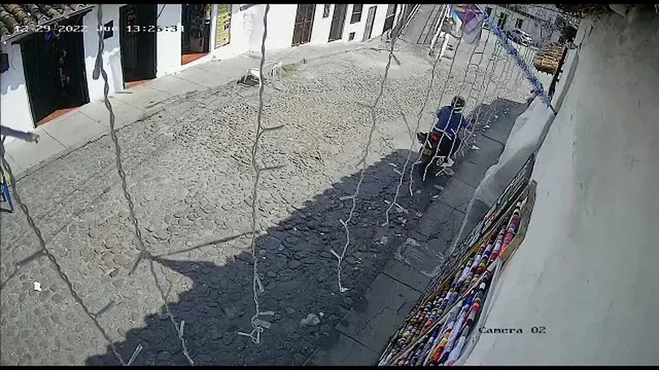 Hombre hurta a una mujer en Giron