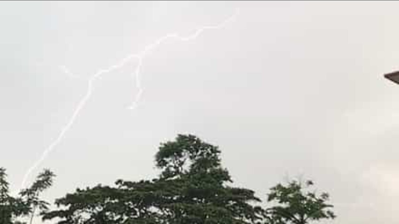 Student captures lightning in slow motion