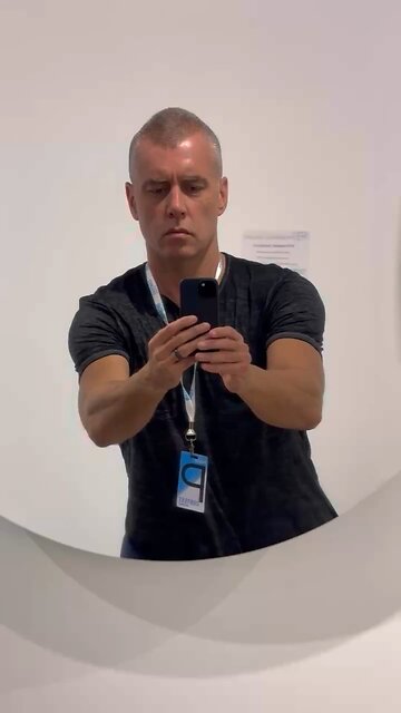 Transition from upright to inverted when moving away from a concave mirror