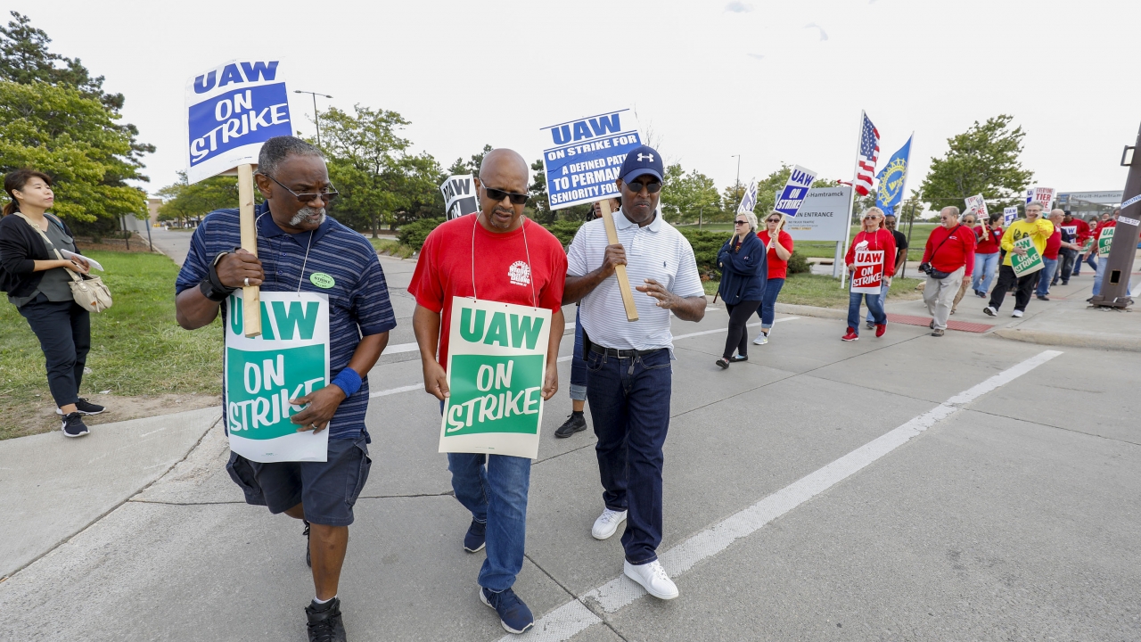 Talks Between GM, United Auto Workers Stall 3 Weeks Into Strike