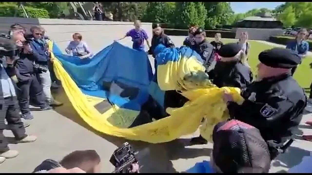 In Berlin, the police took away the Ukrainian flag from Svidomo patriots fled from the mobilization