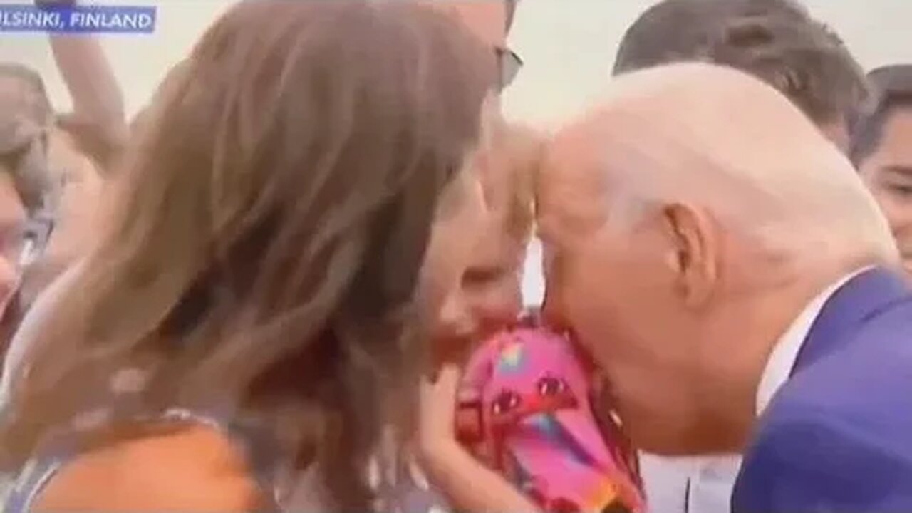 BIDEN CONTINUA A SNIFFARE BAMBINI MA I DEMOCRATICI LO STAREBBERO PER MOLLARE...