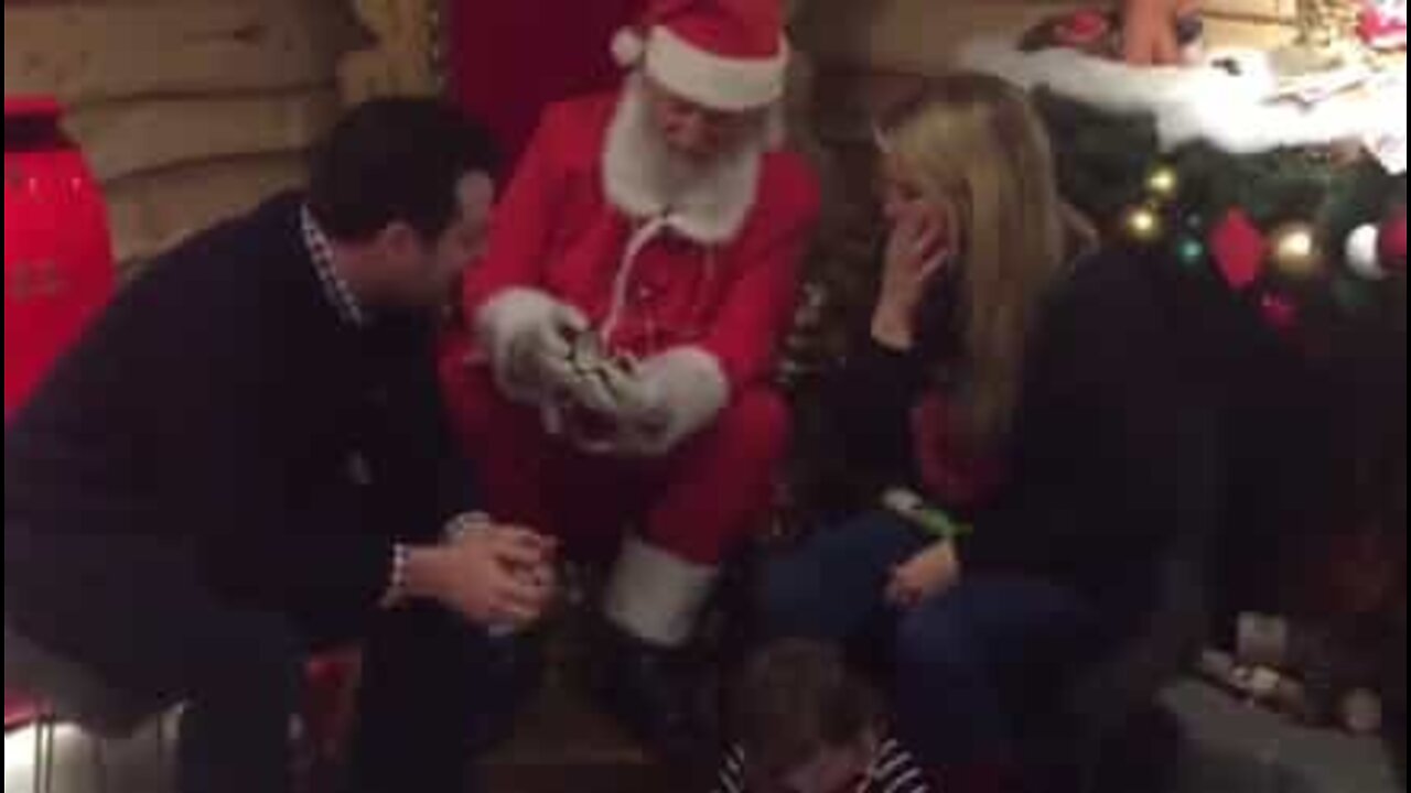 Babbo Natale porta anche l'anello di fidanzamento!