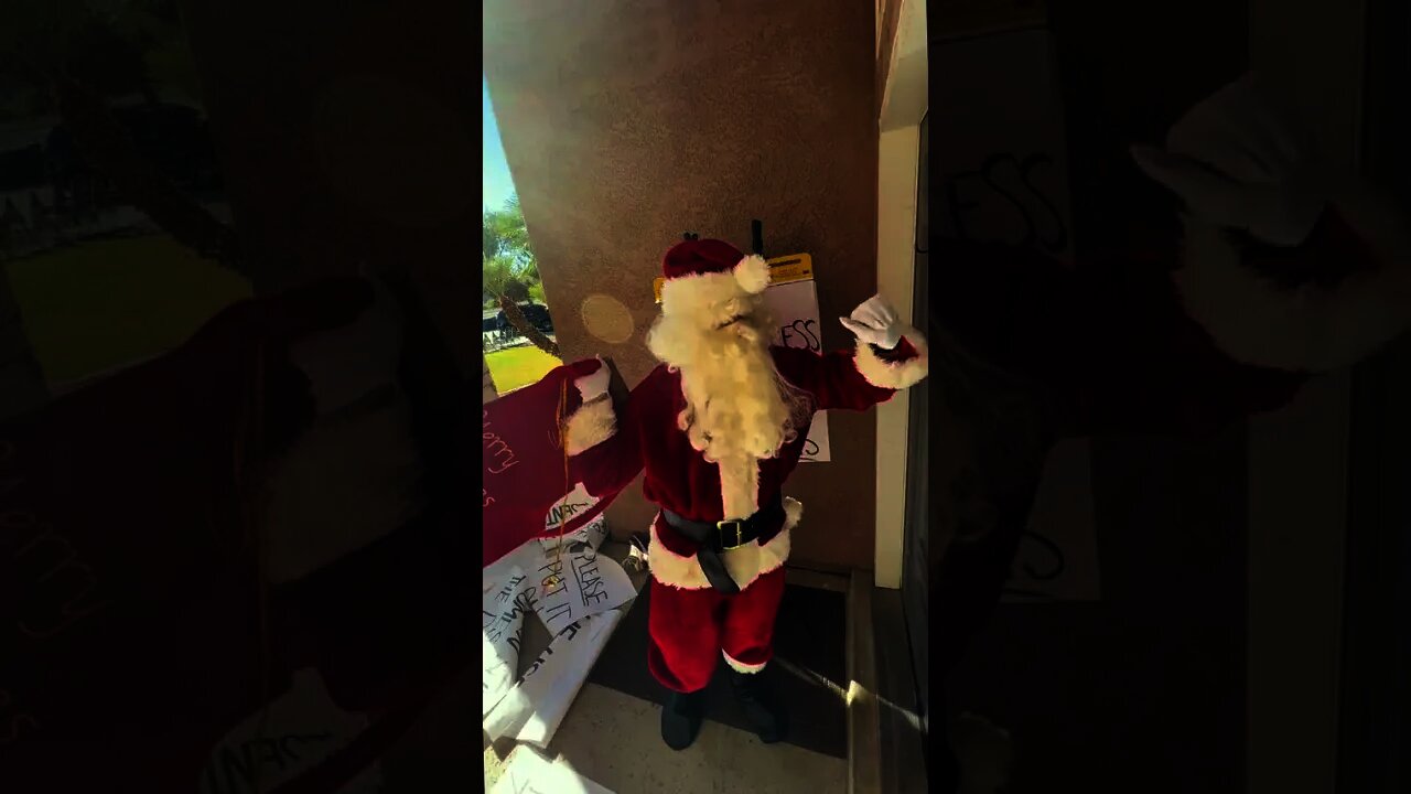 Delivery guy SAVES little girl's Christmas!! ❤