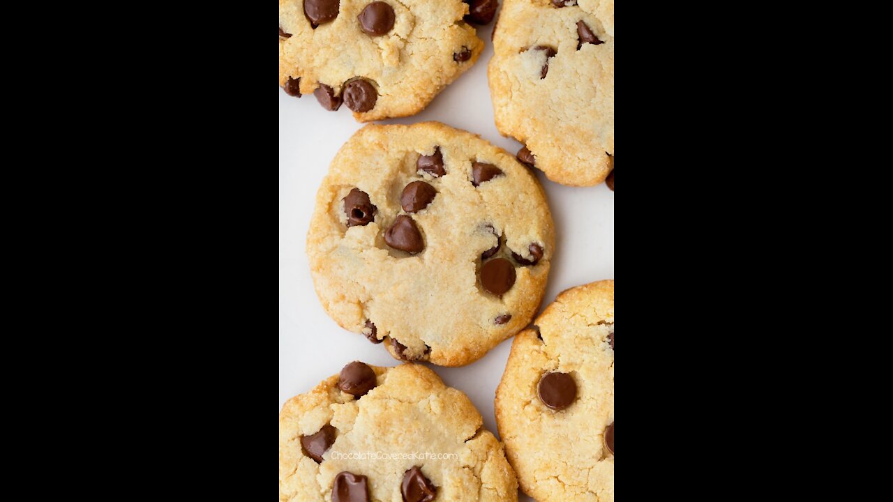 Keto chocolate chip cookie in a cup