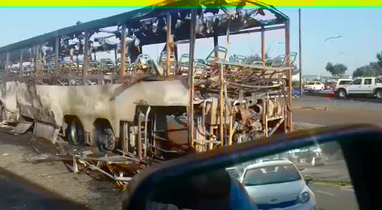 SOUTH AFRICA - Johannesburg - PUTCO bus torched (Video) (TNh)