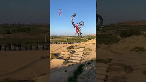 Amazing! The acrobatic motocyclist #shorts