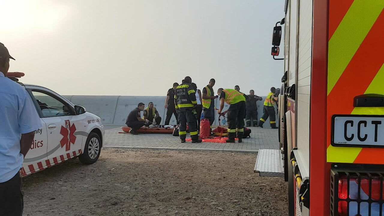 SOUTH AFRICA - Cape Town - Sea Point promenade rescue (Video) (bnZ)