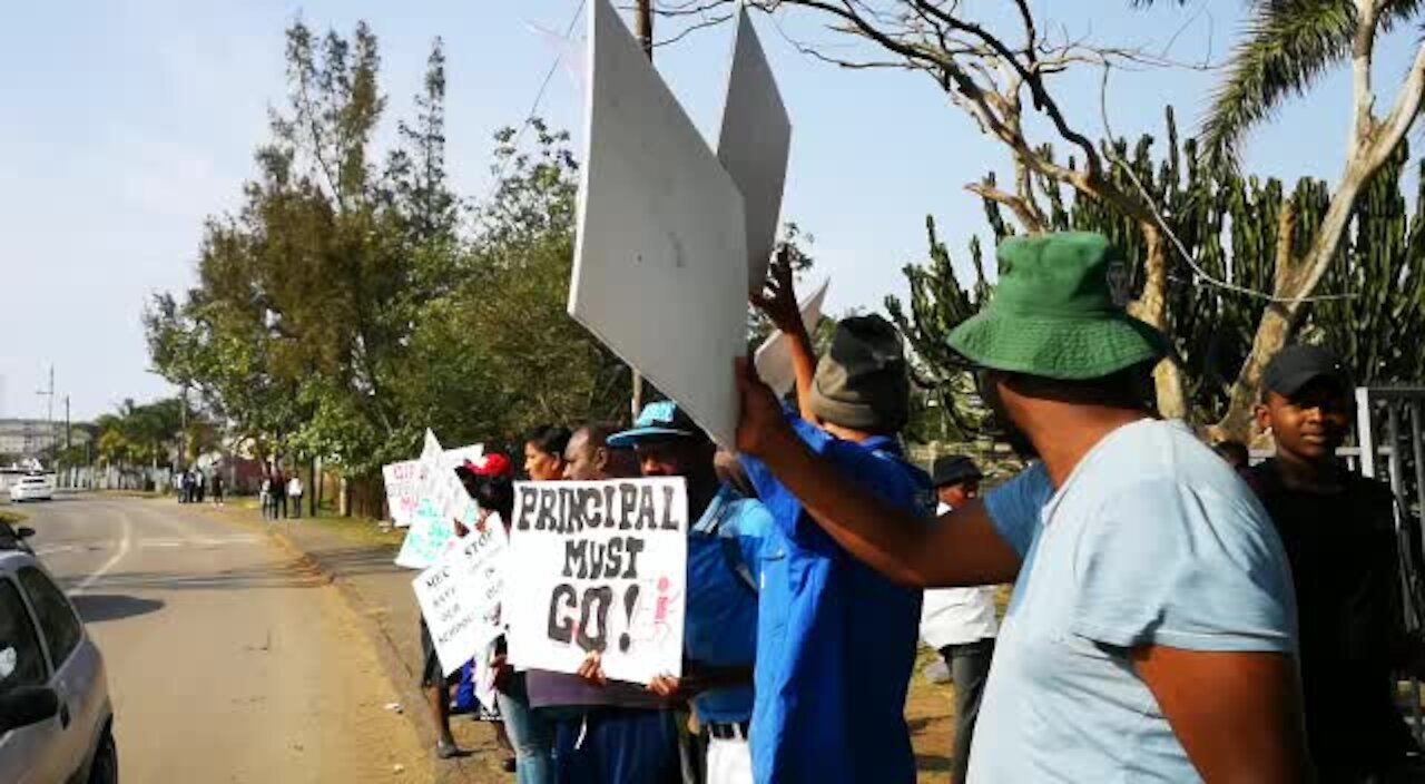 SOUTH AFRICA - Durban - Daleview Secondary school parents protest (Videos) (2ZD)