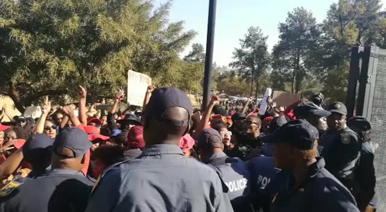 #TotalShutdown protesters clash with police, demand Ramaphosa (b5y)