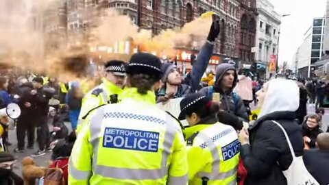 Police threaten arrested a protester with smoke flair obstruction of the highway #metpolice