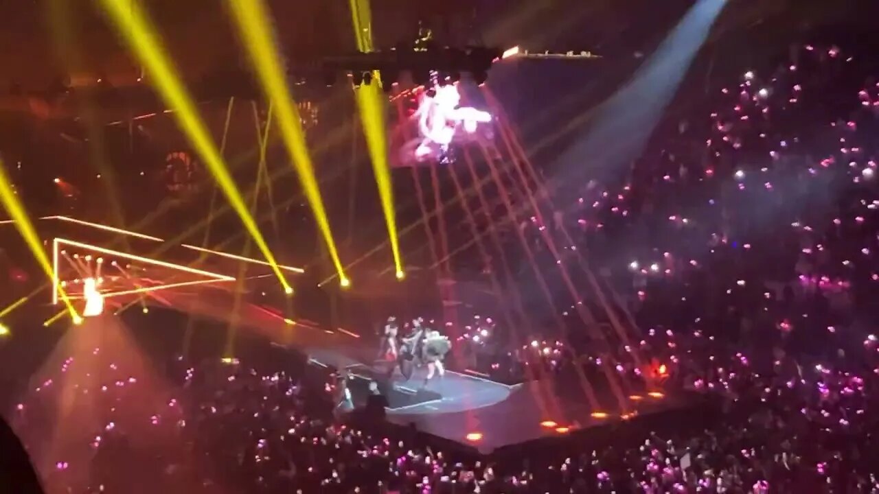 221114 BlackPink Born Pink - Rosé Solo Stage Hard To Love / On The Ground - Newark Day 1