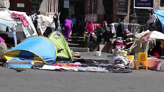 South Africa - Cape Town - Refugees transported (Video) (9vk)