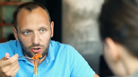young-couple-eating-spaghetti-and-talk-at-home Full HD video .