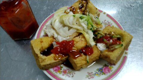 [Tasty Taiwan] Deep fried fermented tofu and oyster noodle