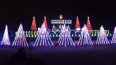 AMAZING LIGHT DISPLAY! 2020 ROTARY CLUB HOLIDAY LIGHT SHOW, LAKESIDE PARK, FOND DU LAC, WISCONSIN.